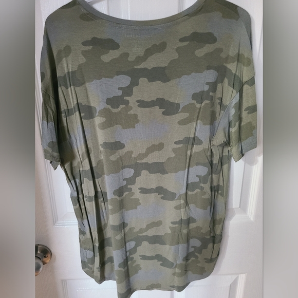 American Eagle Csmo Soft n Sexy Tee size small - Picture 2 of 4